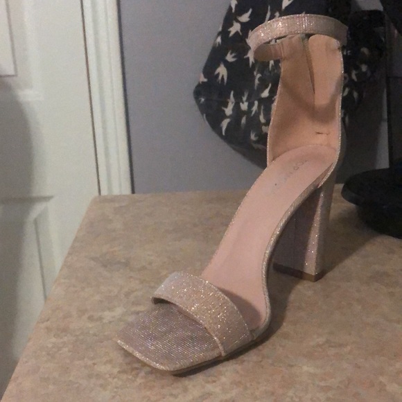Size 8. Perfect condition minus one small smudge on soul of one shoe. Worn once. - Picture 3 of 3
